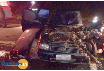 Acidente foi na SP-294, em Iacri, envolvendo ônibus da Prefeitura de Adamantina, com pacientes que seguiam para Marília, em um carro VW Polo (Foto: Site Bastos Já).
