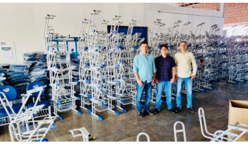 Reitor e o diretor da divisao administrativa e reitor da FAI reunidos no recebimento dos primeiros lotes (Acervo Pessoal).