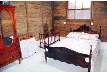 Alojamento para casal com guarda roupas, sapateira e berço (Foto: Aline Soares).