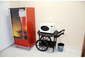 Copa com geladeira e micro-ondas (Foto: Aline Soares).