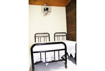 Alojamento para solteiros com camas individuais (Foto: Aline Soares).