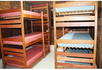 Alojamento para solteiros com treliches (Foto: Aline Soares).