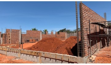 Uma das obras em andamento é na rua Osvaldo Cruz, esquina da Praça Élio Micheloni, onde está sendo erguida a nova agência do Sicredi, em Adamantina (Foto: Siga Mais).