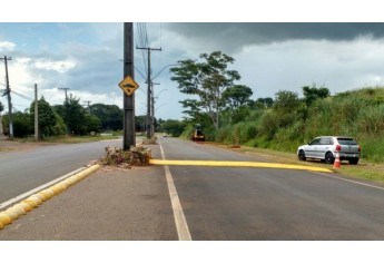 Novos redutores de velocidade são instalados na Avenida Moysés Justino da Silva (Foto: Cedida).