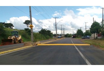 Novos redutores de velocidade são instalados na Avenida Moysés Justino da Silva (Foto: Cedida).