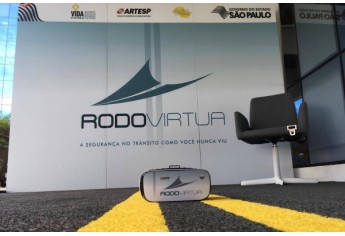 Rodovírtua, equipamento desenvolvido pela Artesp e DER/SP, coloca jovens e adultos na situação do motorista que dirige sob efeitos do álcool (Foto: Divulgação/Artesp).
