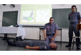 Bombeiros Marcelo Alvarenga, Vanderlei Galdino de Oliveira e Carlos Eduardo Ebeling durante palestra (Foto: Priscila Caldeira)