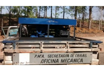 Suporte básico de oficina mecânica e borracharia vai a campo para atender frota municipal (Foto: Assessoria de Imprensa).