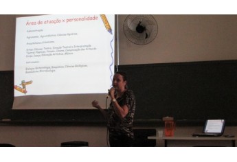 Jovens da Polícia Mirim recebem orientação sobre profissões. (Foto: Cedida)