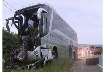 Clique para adicionar uma legendaCaminhão transportava peças para uma usina, segundo a Polícia Rodoviária, que caiu após caminhão ser atingido pelo ônibus, na Rodovia Washington Luís, em Itirapina (Foto: Felipe Lazzarotto/EPTV) .