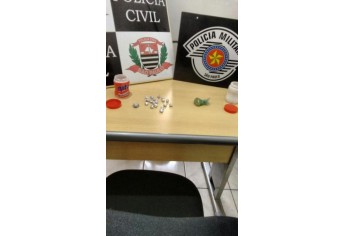 Polícia apreendeu 19 porções de cocaína, uma de crack e uma de maconha (Foto: OCNet)