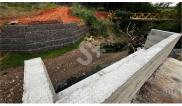 Cabeceira de concreto executada na obra pelo Corrego Tocantins (Siga Mais em 03/05/2024).