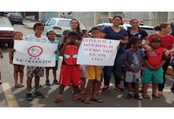 Caminhada com mobilização pela temática do trânsito, em Pacaembu e Irapuru (Foto: Cedida/PM).