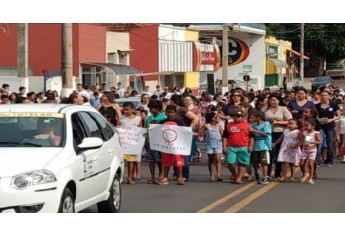Caminhada com mobilização pela temática do trânsito, em Pacaembu e Irapuru (Foto: Cedida/PM).