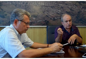 Secretário de Finanças, Reinado Turra, e o prefeito Dr. Pacheco, na coletiva à imprensa, nesta sexta-feira (Foto: Acácio Rocha).