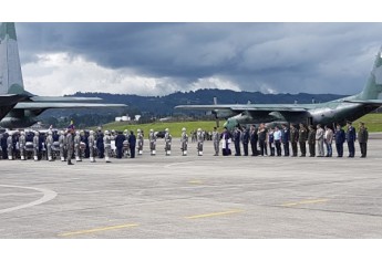 Corpos dos mortos no acidente com o avião do Chapecoense são embarcados em avião da FAB com destino ao Brasil (Foto: Policia de Antioquia).