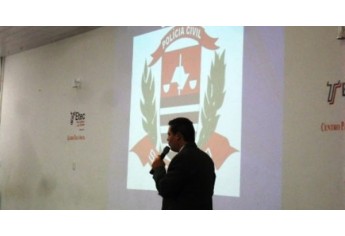 Delegado titular da DISE, Ricardo Dourado dos Santos, fala aos estudantes (Foto: Cedida).