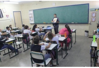 Palestra educativa com orientações sobre trânsito, realizada junto a estudantes em escolas de Adamantina  (Foto: Cedida/Polícia Militar).