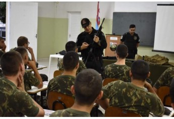 Polícia Civil de Adamantina leva palestra aos atiradores do Tiro de Guerra local (Foto: Deinter-8).