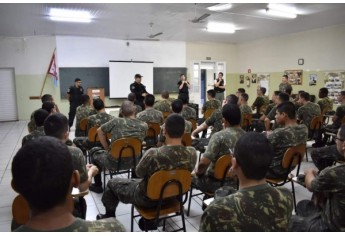 Polícia Civil de Adamantina leva palestra aos atiradores do Tiro de Guerra local (Foto: Deinter-8).