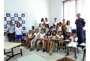 As crianças participaram de palestra na sede da 2ª Cia da Polícia Militar (Foto: Assess. Imprensa/Lions Clube de Adamantina)