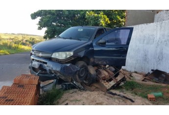 Fiat Palio chocou-se contra carro estacionado, e foi parar sobre o automóvel, no Jardim Adamantina (Foto: Cedida/PM).