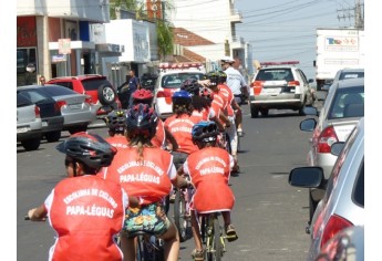 Cerca de 20 crianças estão participando da ?Escolinha de Ciclismo? (Foto: Assess. Imprensa/Lions Clube de Adamantina)