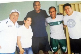 Paulinho Paraná ladeado com amigos e o ex-jogador do São Paulo e Seleção Brasileira Ronaldão (Foto: Cedida).