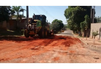 Equipes trabalham em esforço concentrado para recuperação de ruas, em diversos bairros de Adamantina (Foto: Assessoria de Imprensa).
