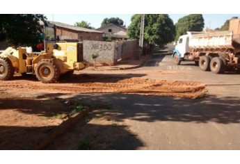 Equipes trabalham em esforço concentrado para recuperação de ruas, em diversos bairros de Adamantina (Foto: Assessoria de Imprensa).