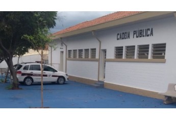 Melhorias foram executadas no prédio da Polícia Civil de Adamantina, onde estão a cadeia, distritos policiais e delegacias especializadas (Foto: Cedida).