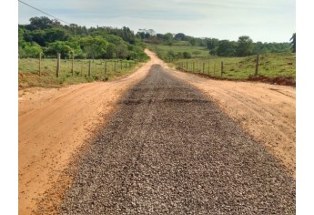 Por meio da reposição de pedras, Secretaria de Obras trabalha na recuperação da estrada do Pavão (Foto: Da Assessoria).