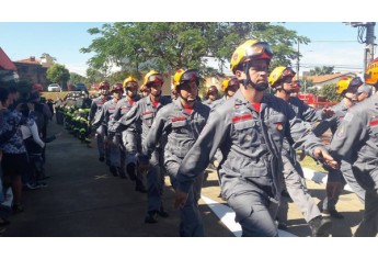 Pelotões do 14º Grupamento em deslocamento durante solenidade (Foto: Cedida).