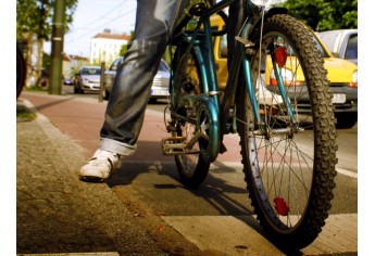 Sem ciclofaixas ou ciclovias, bicicletas dividem espaço no trânsito de Adamantina (Foto: ilustração)