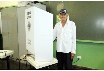 : O pioneiro Seu Santinho, na cabine da urna eletrônica durante votação (Foto: Maciel Dantas)
