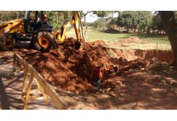 Equipe da Secretaria de Obras trabalha na recuperação de tubulação, nas proximidades do banheiro público do Parque dos Pioneiros (Foto: Assessoria de Imprensa).