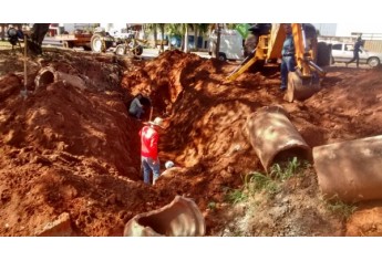 Equipe da Secretaria de Obras trabalha na recuperação de tubulação, nas proximidades do banheiro público do Parque dos Pioneiros (Foto: Assessoria de Imprensa).