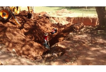 Equipe da Secretaria de Obras trabalha na recuperação de tubulação, nas proximidades do banheiro público do Parque dos Pioneiros (Foto: Assessoria de Imprensa).