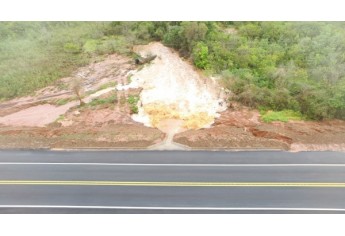 Imagens feitas com drone revelam volume de águas em obra recém entregue pelo DER na rodovia SP-294 (Foto: Alexandre Lopes/Reprodução Site Jorge Zanoni).
