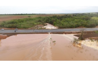 Imagens feitas com drone revelam volume de águas em obra recém entregue pelo DER na rodovia SP-294 (Foto: Alexandre Lopes/Reprodução Site Jorge Zanoni).