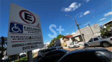Autistas têm direito a vaga de estacionamento especial em Adamantina