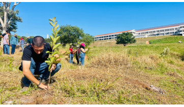 Área de recuperação ambiental no campus II da FAI recebe plantio de novas árvores nativas