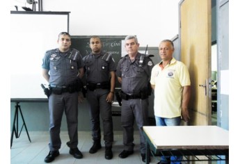 Cabo Alexandre, soldado Luís, cabo Cini e diretor Sidney Bomfim da escola Elmoza (Foto: Cedida)
