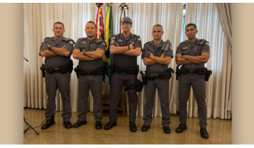 Policiais que salvaram idosa e gatos de incêndio são homenageados pelo Comando Geral da PM em SP