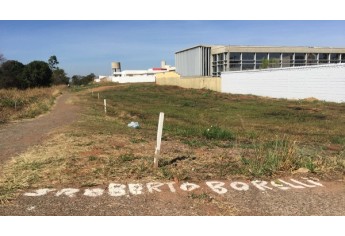 Demarcações ao fundo do quartel da Polícia Militar, Tribunal de Contas e UPA (Foto: Siga Mais).