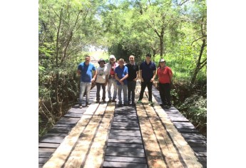 Vereadores Acácio Rocha e Alcio Ikeda com o Secretário de Obras Welington Zerbini e equipe que trabalhou na recuperação da Ponte da Estrada (Foto: Maikon Moraes/Siga Mais).