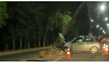 Acidente de trânsito registra nova colisão em poste em Adamantina 