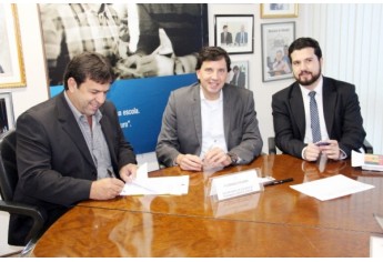 Prefeito Ismael Calori durante assinatura de convênio na Secretaria de Estado de Desenvolvimento Social (Foto: Maciel Dantas).