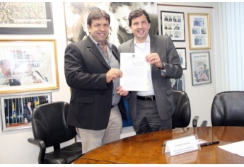 Prefeito Ismael Calori após assinatura de convênio com o secretário de Estado de Desenvolvimento Social, Floriano Pesaro (Foto: Maciel Dantas).