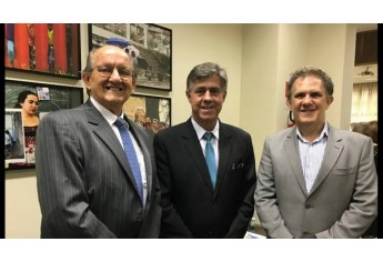 Prefeito cumpre agenda em SP e assina termo de doação para construção de casas populares